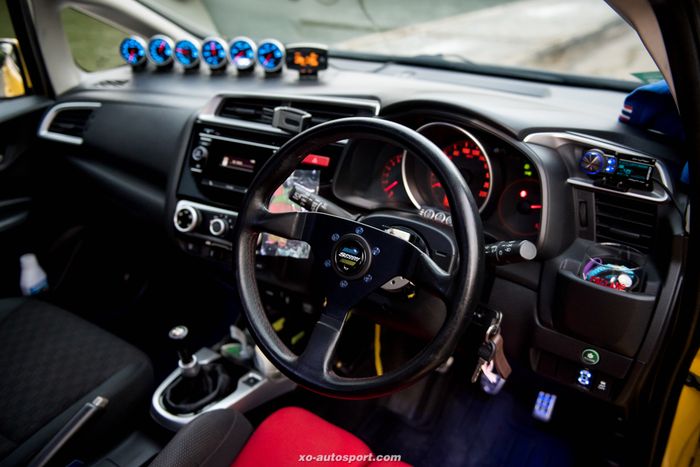 Tampilan kabin modifikasi Honda Jazz dengan kemasan sporty khas JDM