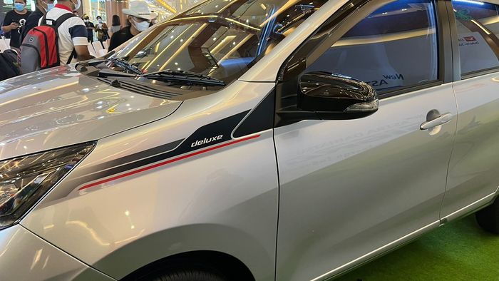 New Astra Daihatsu Sigra diberi spion hitam dan stiker deluxs