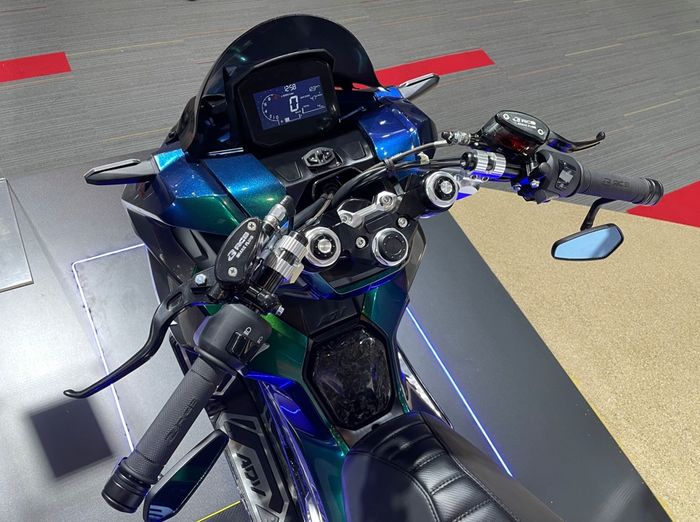 Setang Honda ADV 160 Street Sporty diganti setang jepit dikombo dengan windshield yang lebih pendek