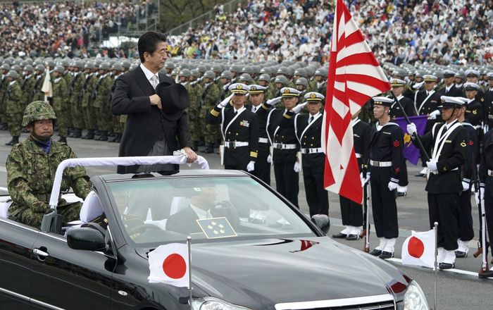 Mantan PM Jepang, Shinzo Abe berdiri di atas Toyota Crown Convertible