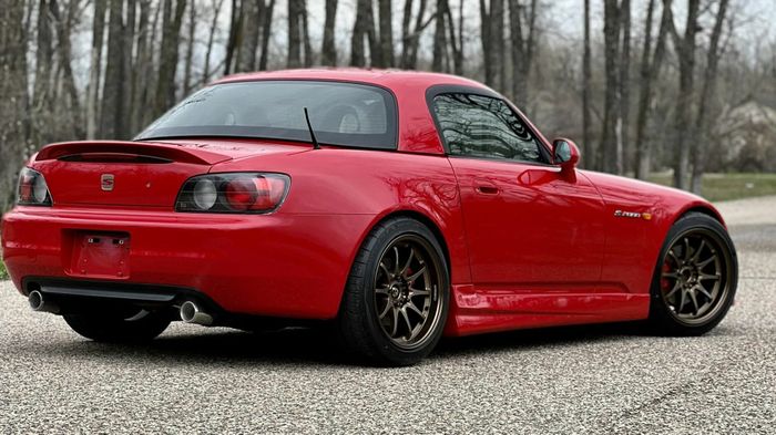 Modifikasi Honda S2000 dibalut warna merah dan pasang pelek JDM 17 inci