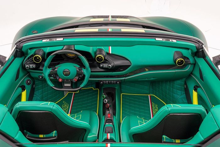 Tampilan kabin modifikasi Ferrari F8 Spider juga dibuat mencolok senada eksterior