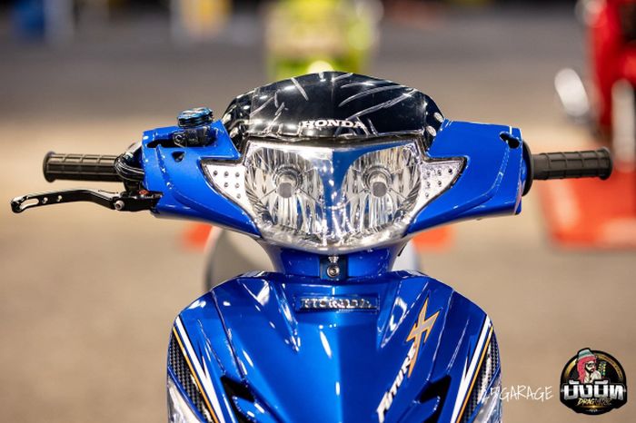 Kepalanya mirip Honda Supra X 125 generasi pertama dan tentunya sudah diberi aksesori mewah
