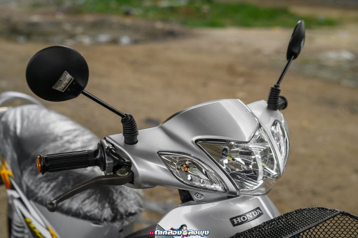 Area kokpit diberi master rem baru, gas spontan, dan lampu LED