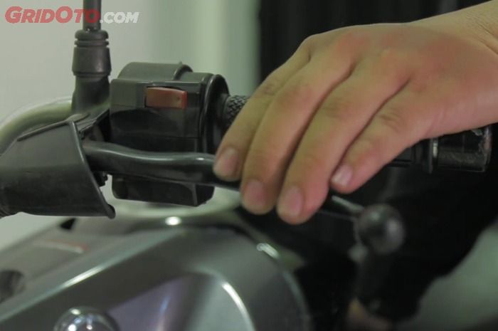 Setel jarak kopling jika oper gigi terasa keras