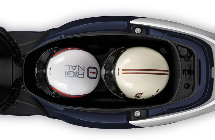 bagasi Honda Lead 125 dapat menampung dua helm full face.