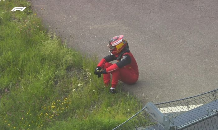 Carlos Sainz Jr terduduk usai mobilnya bermasalah di penghujung balap F1 Austria 2022