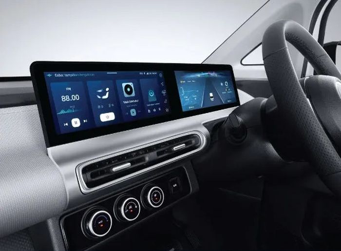 Terdapat layar besar yang berfungsi sebagai head unit dan panel instrumen