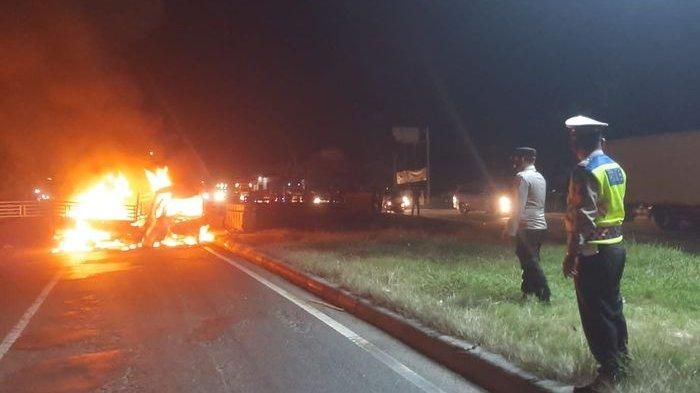 Kondisi mobil pikap saat terbakar, yang menimbulkan empat korban jiwa suporter Timnas Indonesia 