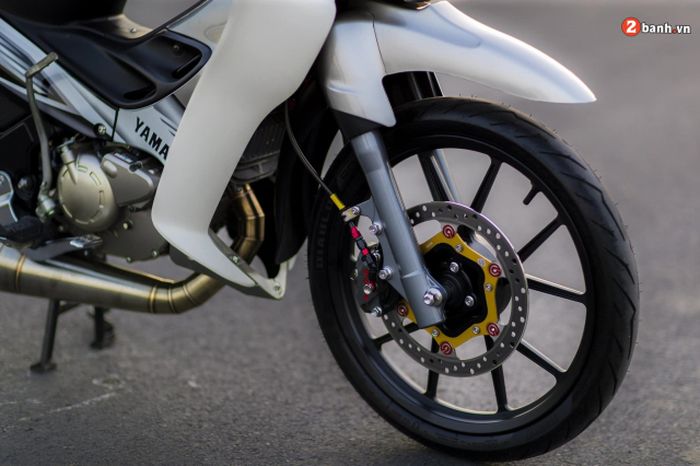 Kaki-kaki dapat pelek Daytona dan pengereman Brembo