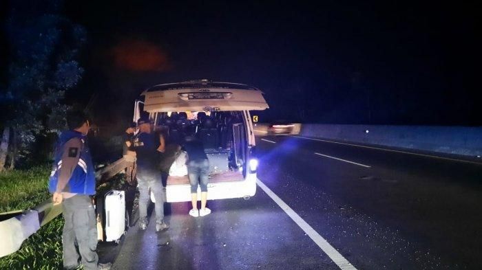 Kondisi pasca Toyota HiAce yang ditumpangi vokalis Setia Band Charly Van Houten mengalami kecelakaan di Tol Purbaleunyi. 