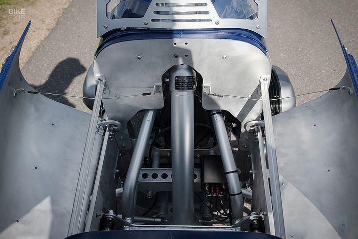 Di dalam kap depan tersimpan sistem kelistrikan dan sound system