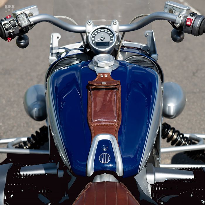 Area kokpit dibuat minimalis dengan beberapa ubahan ringan