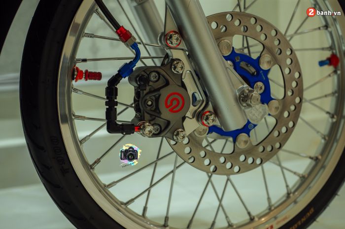 Kaki-kaki dipasangi pelek Excel dan pengereman berkaliper Brembo