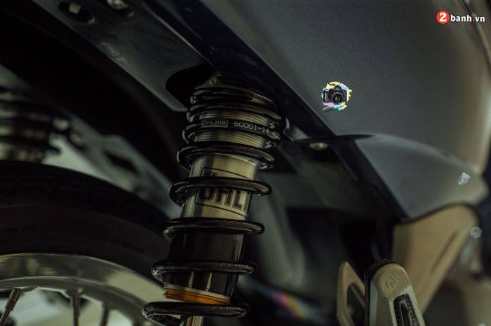 Suspensi belakang pakai shock Ohlins