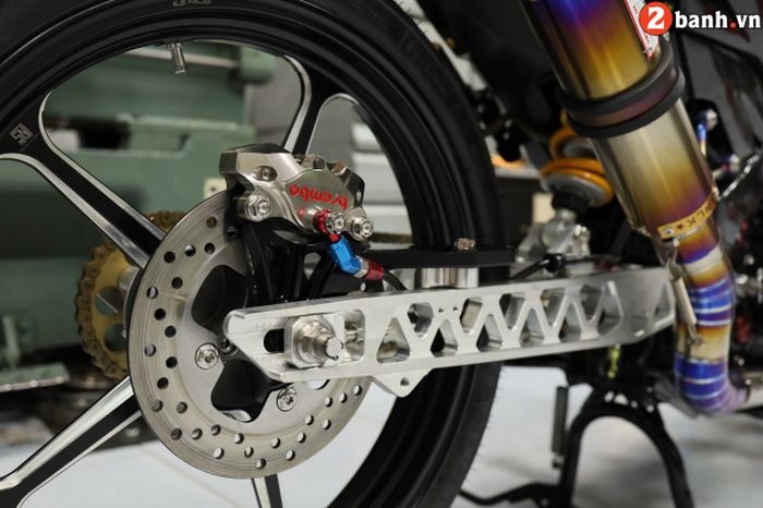 Rem belakang dimaksimalkan dan swingarm diganti dengan material aluminium