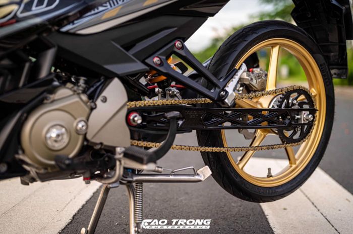 Swingarm aftermarket dipadukan dengan shock belakang RedLeo