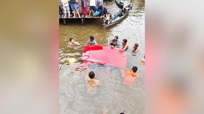 Setelah menukik tajam, Honda Brio tenggelam di sungai desa Margasari Hulu, Candi Laras Selatan, Tapin, Kalimantan Selatan