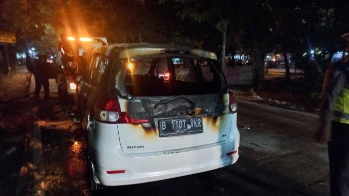 Bodi belakang Suzuki Ertiga masih tersisa sedikit setelah terbakar di Jl Benteng, Betawi, Poris, Tangerang