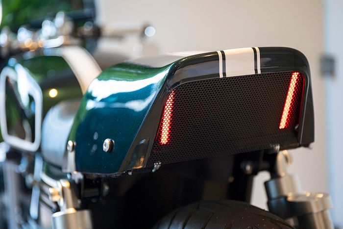 Buritan dipasangi buntut dan jok kustom