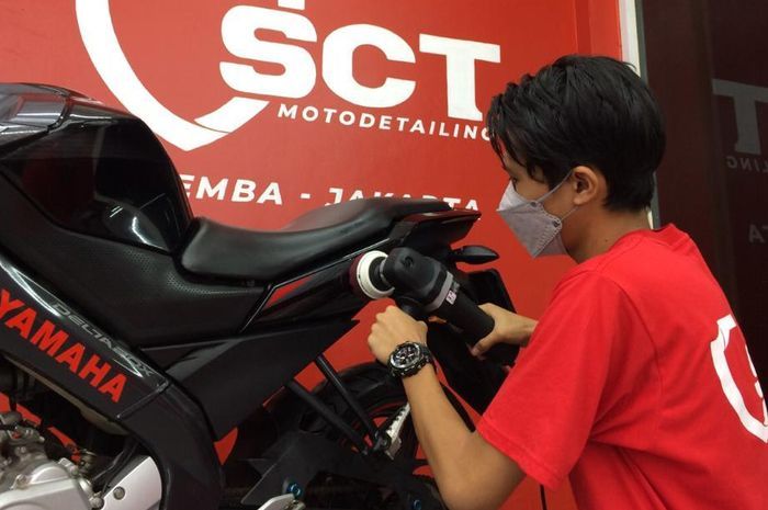 Ilustrasi perawatan motor di SCT Motodetailing