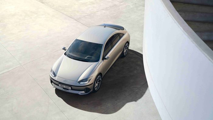 Hyundai IONIQ 6 dikembangkan berbasis E-GMP seperti IONIQ 5 dengan pilihan baterai 53 kWh dan 77,4 kWh.