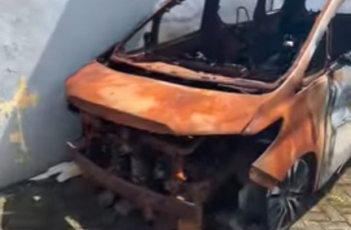 Bodi depan Toyota Alphard Via Vallen yang dibakar orang tak dikenal