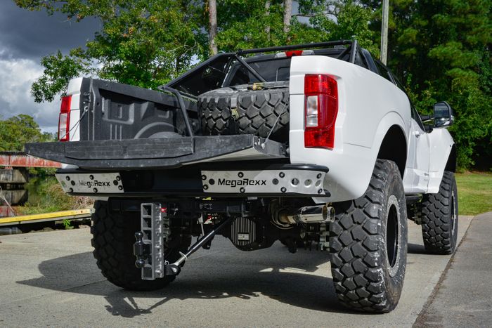 Tampilan depan modifikasi Ford F-250 sangar berlabel MegaRaptor 