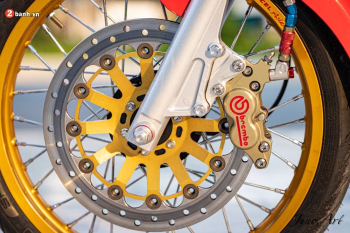 Kaki-kakinya mendapat pelek Excel dan pengereman mewah