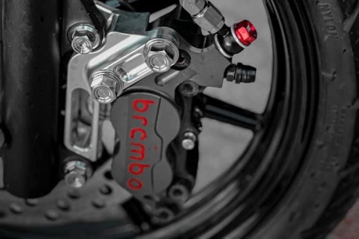 Rem depan diupgrade pakai kaliper Brembo empat piston