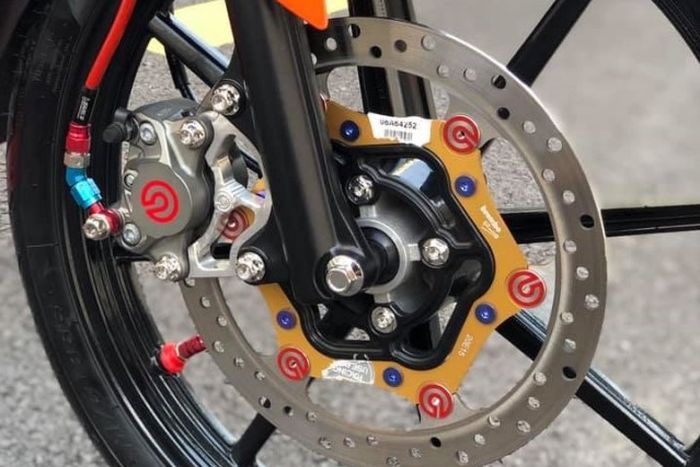 Kaki-kaki pakai pelek RCB dan pengereman depan Brembo