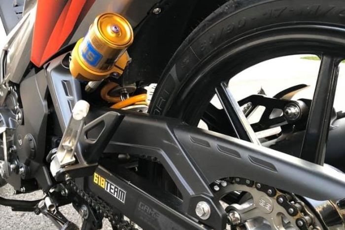 Suspensi belakang pakai shock Ohlins