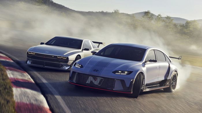 Mobil listrik Hyundai RN22e bersama Hyundai N Vision 74 di Hyundai N Day.