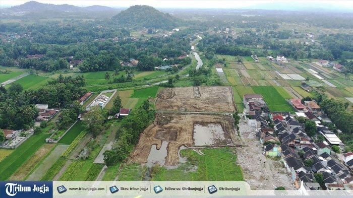 Jalur proyek Jalan Tol Yogya-Bawen Seksi I telah diratakan di Dusun Janturan, Kapenewon Seyegen, Sleman. Foto aerial yang dilakukan Jumat (15/7/2022) menunjukkan rumah-rumah dan sebagian perumahan yang terkena proyek telah dibersihkan.