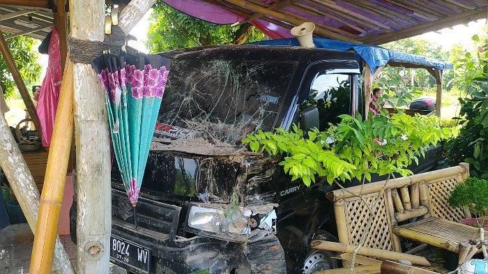 Kondisi Suzuki Carry pikap yang menjebol tembok teras rumah warga di desa Tanjungsari, Leuwimunding, Majalengka, Jawa Barat