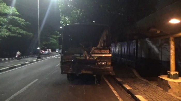 Kondisi Kopaja berpelat B 7660 UL yang menabrak angkot dikemudikan Abdul Kodir, Ciracas, Jakarta Timur, Sabtu (16/7/2022).