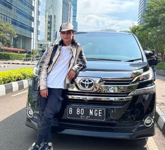 Bonge saat berpose bareng Toyota Vellfire yang disebut hasil kerja kerasnya.