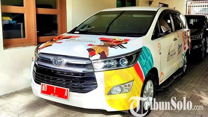 Toyota Kijang Innova Dinas Wali Kota Solo, Gibran Rakabuming Raka ditempeli stiker ASEAN Para Games XI Solo 2022
