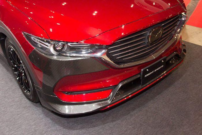 Tampilan depan modifikasi Mazda CX-8 banyak dihias part serat karbon