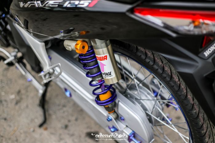 Suspensi belakang diganti dengan shock Showa