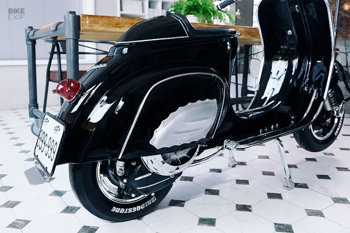 Di bagian buritan terdapat buntut ala cafe racer yang sekaligus jadi tangki