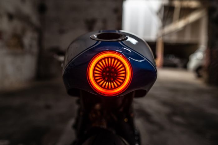 Buntutnya menjadi rumah stoplamp yang unik dan ujung exhaust system