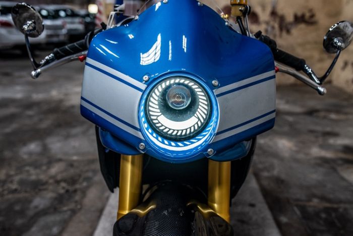 Tampang depannya keren dengan headlamp serupa stoplamp