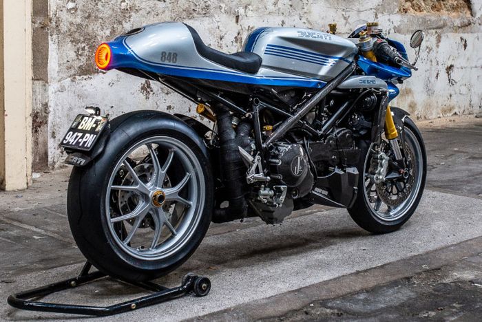 Bodi-bodinya diberi kelir silver dan biru serasi Ducati 750SS dan 900SS