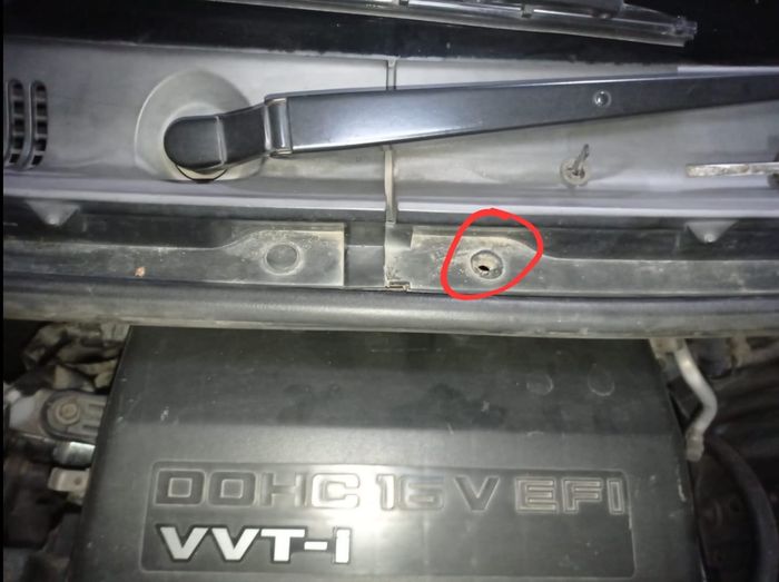 Jangan cuek bila mendapati ada cowl clip pada cover plastik di ruang mesin (lihat bagian yang dilangkari) lepas atau tidak terpasang. Air dari talang bisa bocor mengenai boks filter