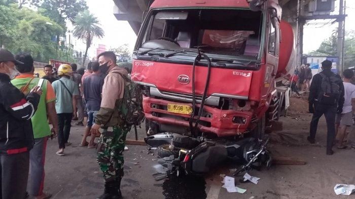 Truk Pertamina gilas beberapa motor dan mobil di jalan alternatif Transyogi, Jatirangga, Jatisampurna, Bekasi