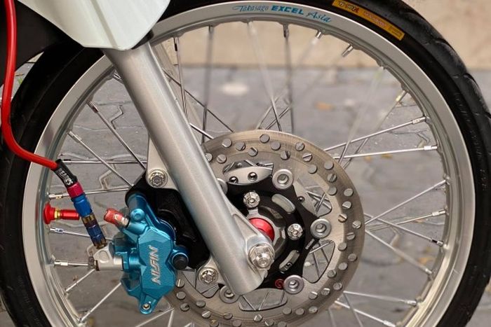 Kaki-kaki diberi pelek Excel dan pengereman baru