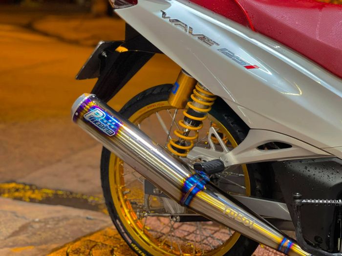 Suspensi belakang pakai shock Ohlins dan knalpot pakai produk aftermarket
