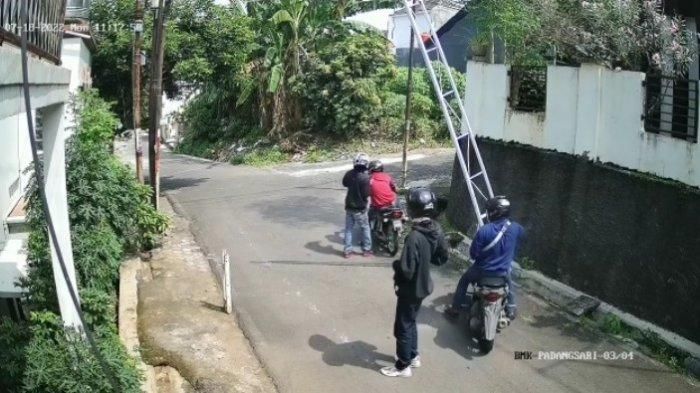 Empat pelaku penembakan istri prajurit TNI Kodam IV/Diponegoro yang terekam CCTV menunggangi Kawasaki Ninja 150 R hijau dan Honda BeAT biru