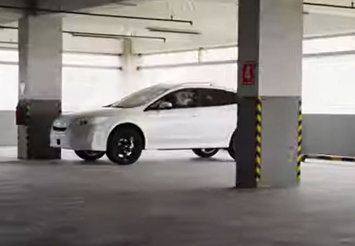 Sosok Subaru XV Facelift yang muncul di video teaser All New Subaru Forester